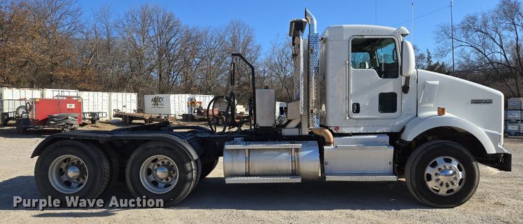 image for item ED3987 2012 Kenworth T800 semi truck