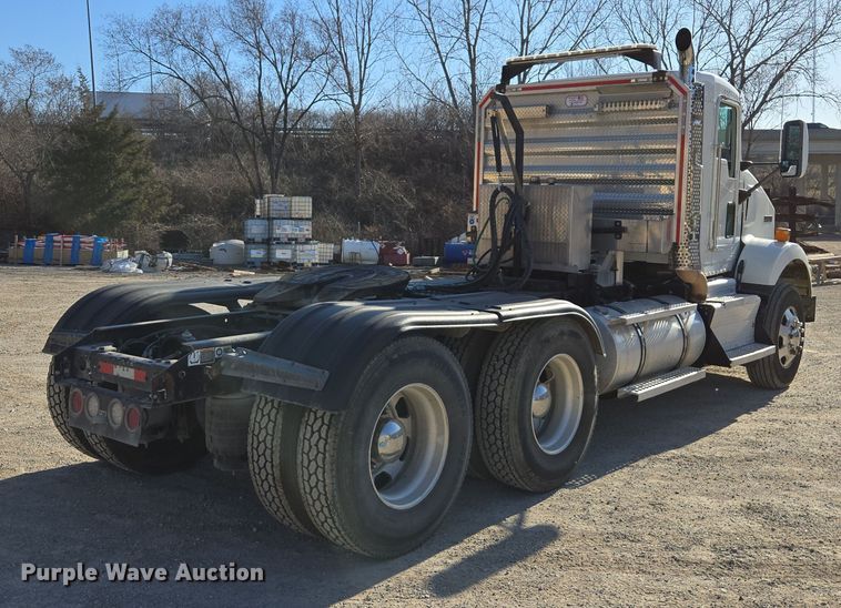 image for item ED3987 2012 Kenworth T800 semi truck