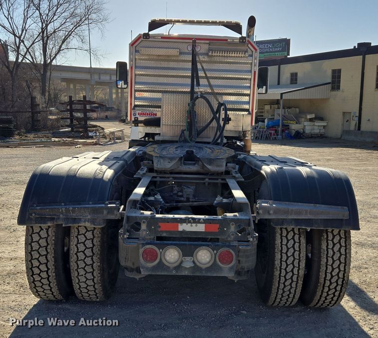 image for item ED3987 2012 Kenworth T800 semi truck