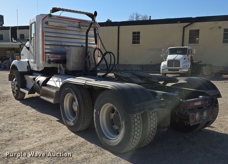 image for item ED3987 2012 Kenworth T800 semi truck