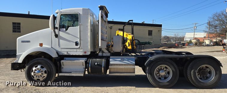 image for item ED3987 2012 Kenworth T800 semi truck
