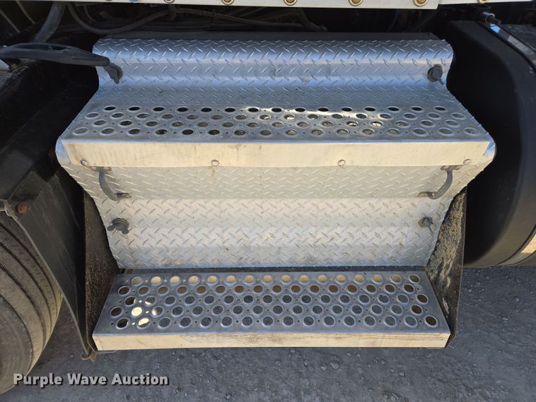 image for item ED3987 2012 Kenworth T800 semi truck