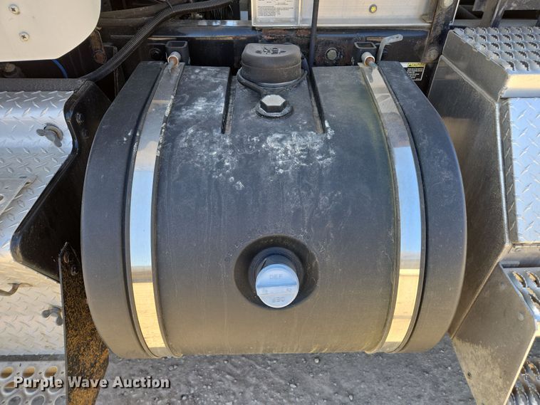 image for item ED3987 2012 Kenworth T800 semi truck