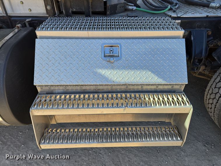 image for item ED3987 2012 Kenworth T800 semi truck