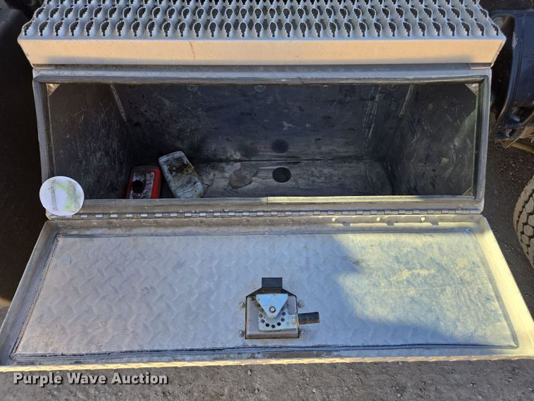 image for item ED3987 2012 Kenworth T800 semi truck