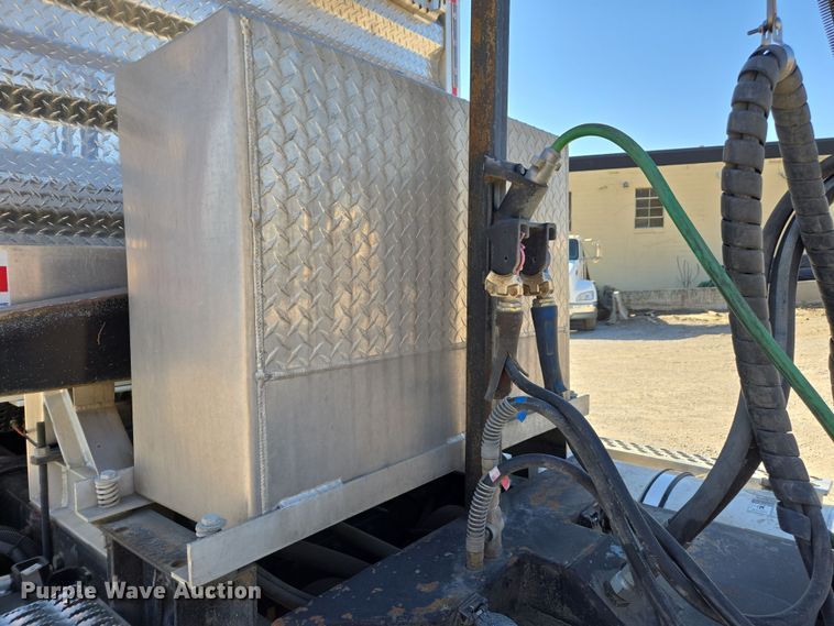 image for item ED3987 2012 Kenworth T800 semi truck