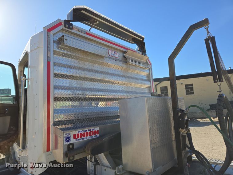 image for item ED3987 2012 Kenworth T800 semi truck