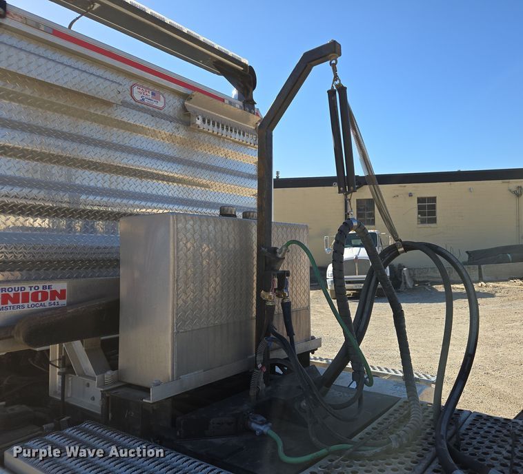 image for item ED3987 2012 Kenworth T800 semi truck