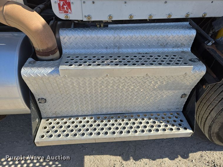 image for item ED3987 2012 Kenworth T800 semi truck