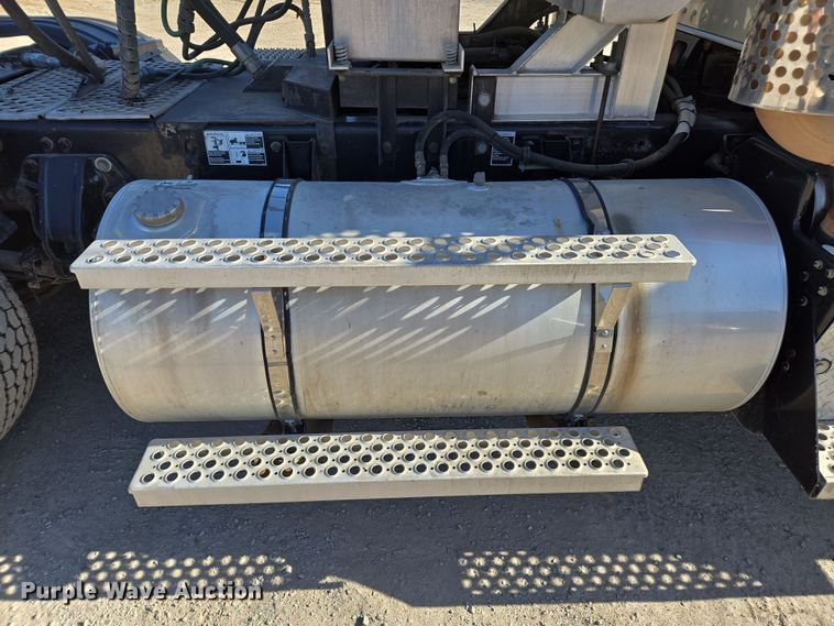 image for item ED3987 2012 Kenworth T800 semi truck