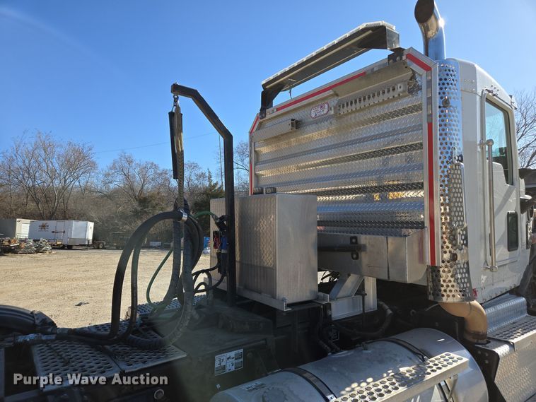 image for item ED3987 2012 Kenworth T800 semi truck