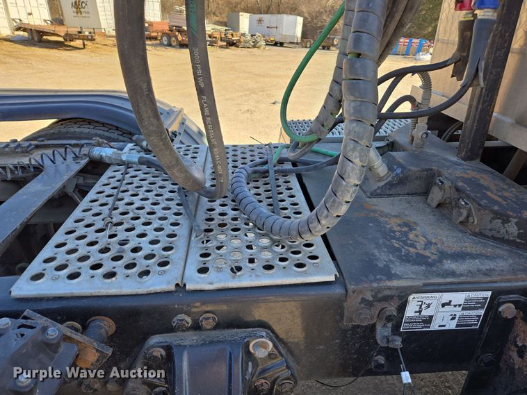 image for item ED3987 2012 Kenworth T800 semi truck