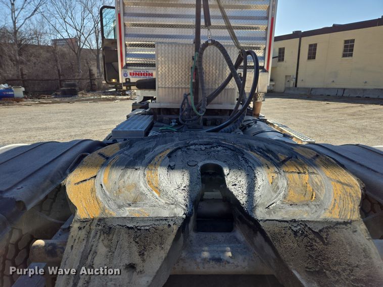 image for item ED3987 2012 Kenworth T800 semi truck