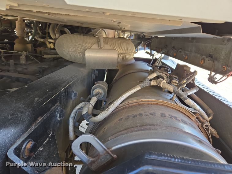 image for item ED3987 2012 Kenworth T800 semi truck