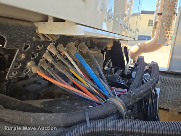 image for item ED3987 2012 Kenworth T800 semi truck