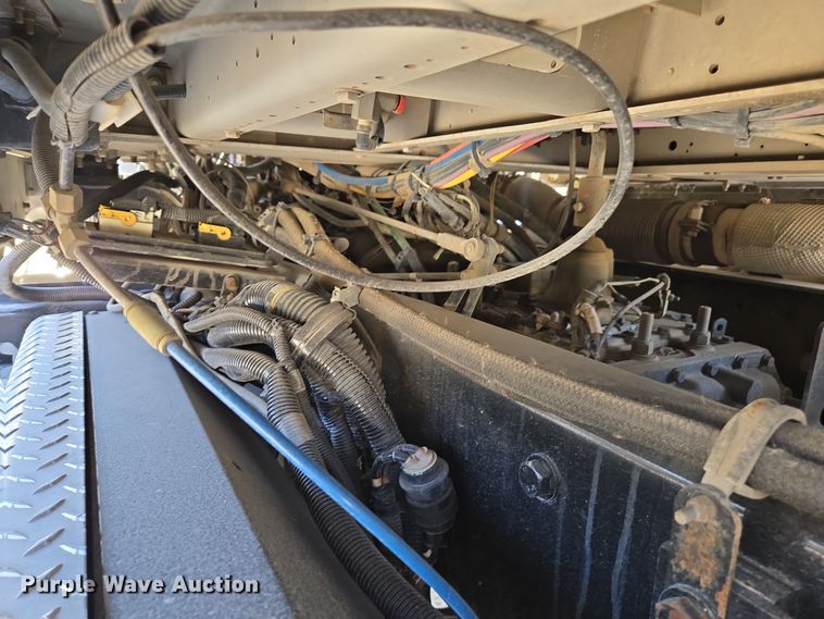 image for item ED3987 2012 Kenworth T800 semi truck