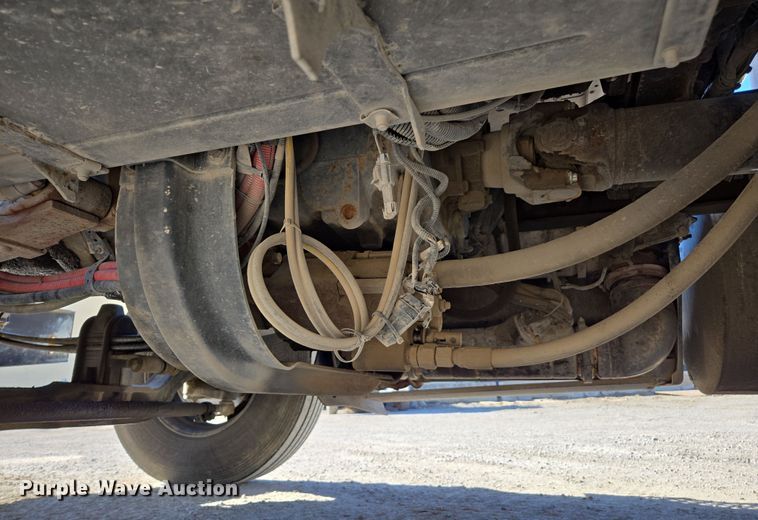 image for item ED3987 2012 Kenworth T800 semi truck