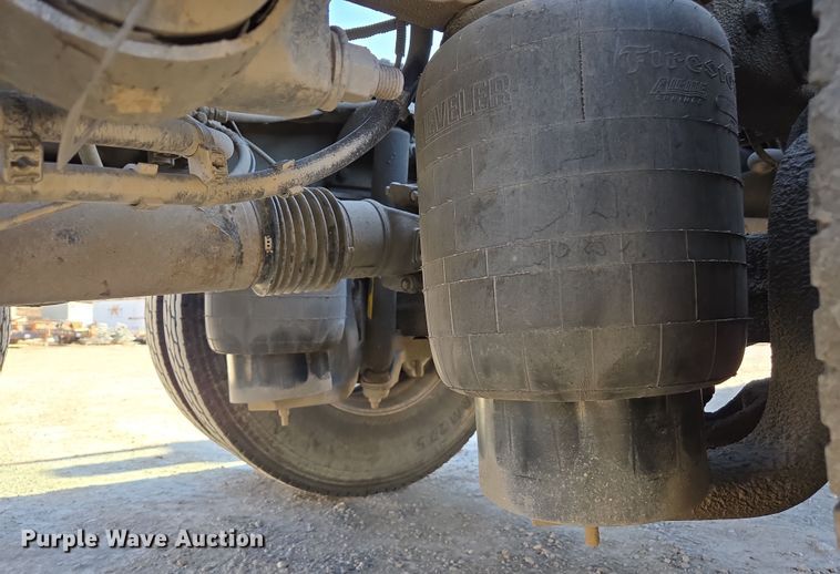 image for item ED3987 2012 Kenworth T800 semi truck