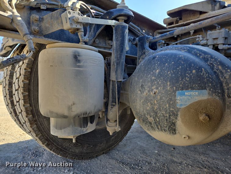 image for item ED3987 2012 Kenworth T800 semi truck