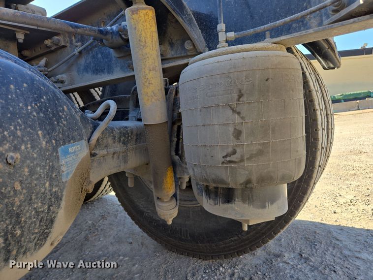 image for item ED3987 2012 Kenworth T800 semi truck