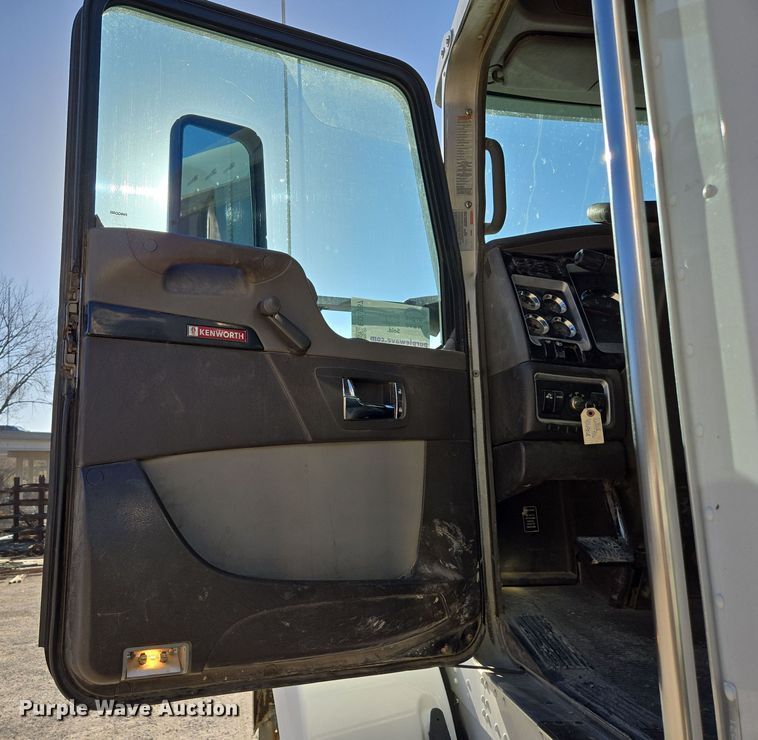 image for item ED3987 2012 Kenworth T800 semi truck