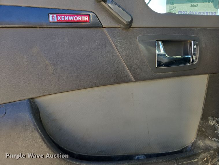 image for item ED3987 2012 Kenworth T800 semi truck