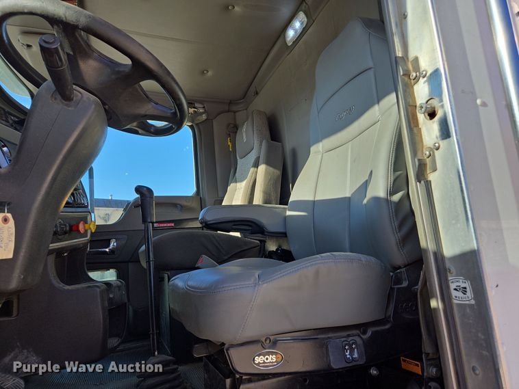 image for item ED3987 2012 Kenworth T800 semi truck