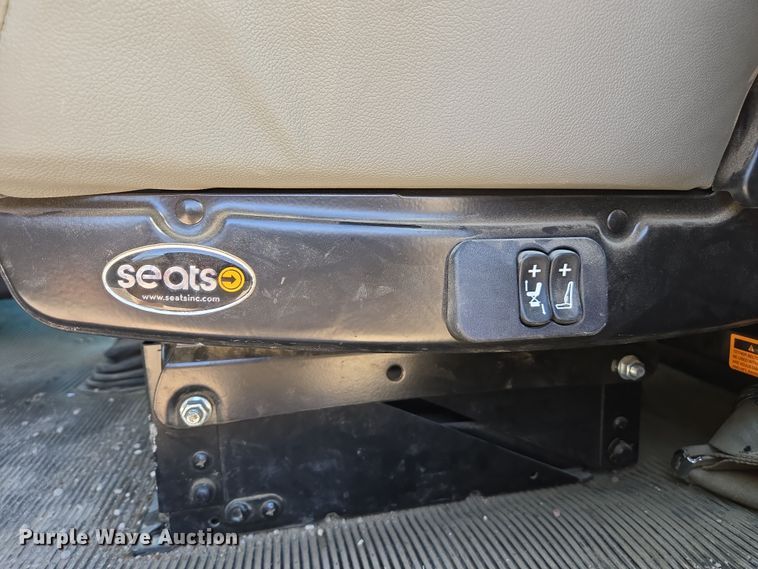 image for item ED3987 2012 Kenworth T800 semi truck