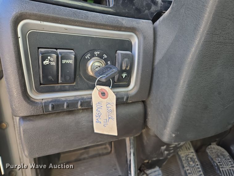 image for item ED3987 2012 Kenworth T800 semi truck