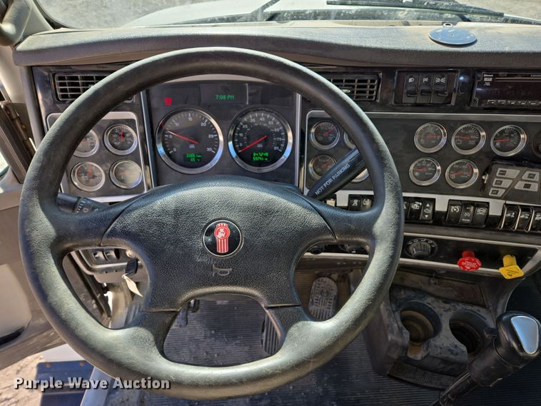 image for item ED3987 2012 Kenworth T800 semi truck