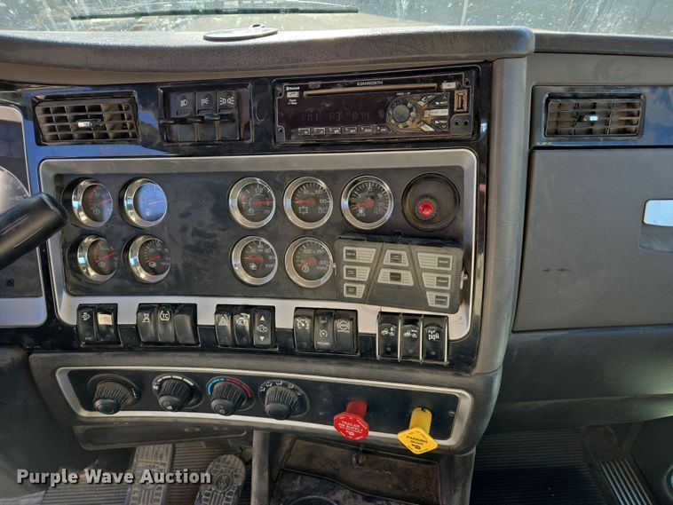 image for item ED3987 2012 Kenworth T800 semi truck