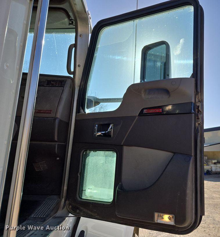 image for item ED3987 2012 Kenworth T800 semi truck