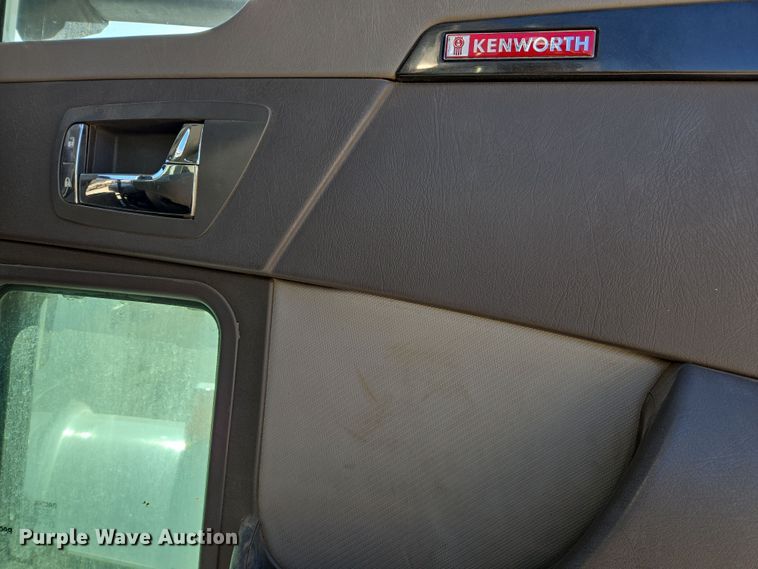 image for item ED3987 2012 Kenworth T800 semi truck