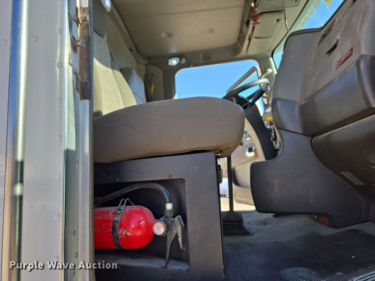 image for item ED3987 2012 Kenworth T800 semi truck