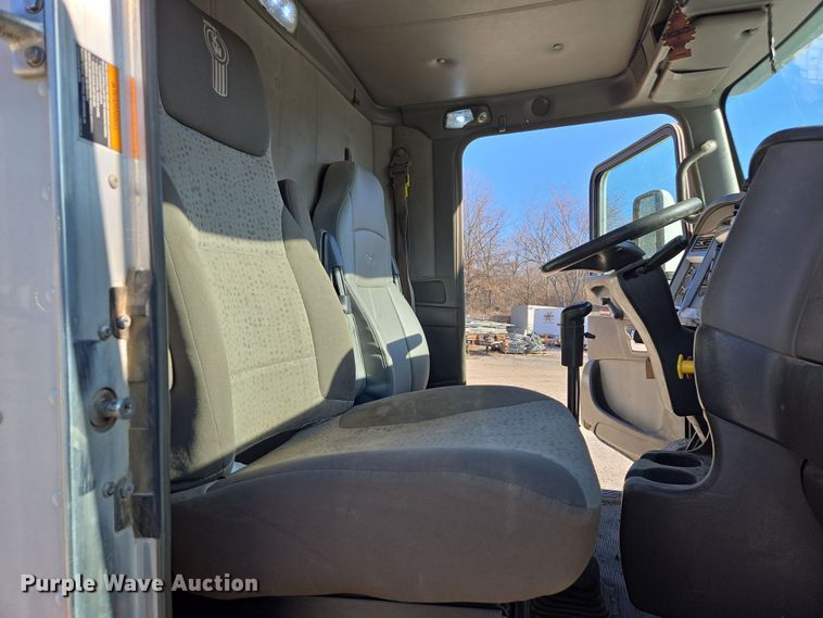 image for item ED3987 2012 Kenworth T800 semi truck