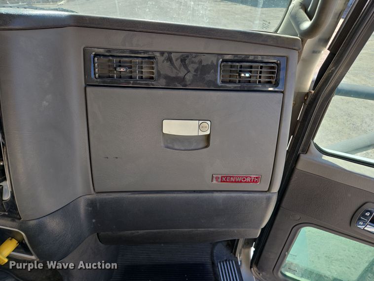 image for item ED3987 2012 Kenworth T800 semi truck