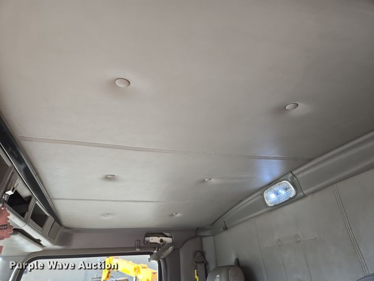 image for item ED3987 2012 Kenworth T800 semi truck