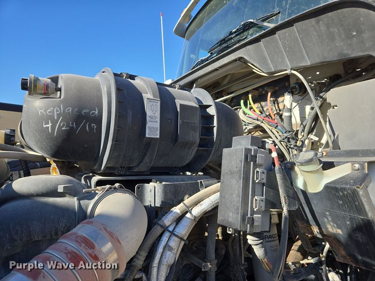 image for item ED3987 2012 Kenworth T800 semi truck