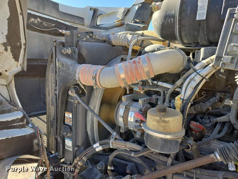 image for item ED3987 2012 Kenworth T800 semi truck