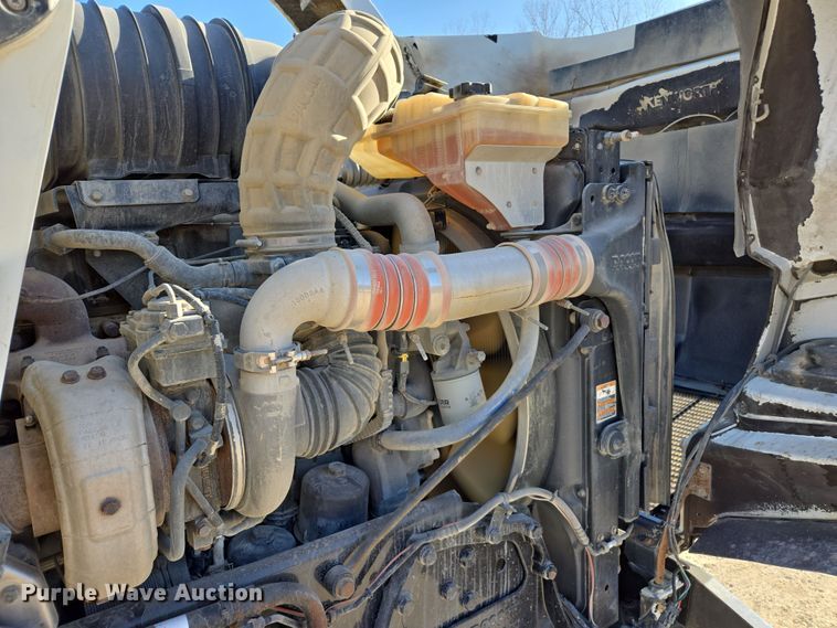 image for item ED3987 2012 Kenworth T800 semi truck