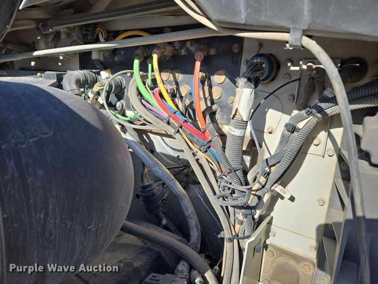 image for item ED3987 2012 Kenworth T800 semi truck