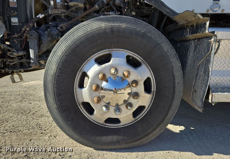 image for item ED3987 2012 Kenworth T800 semi truck