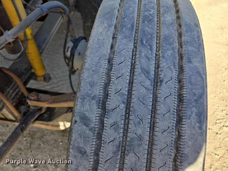 image for item ED3987 2012 Kenworth T800 semi truck