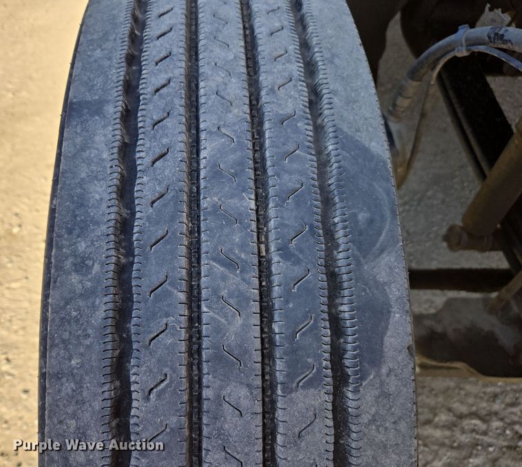 image for item ED3987 2012 Kenworth T800 semi truck