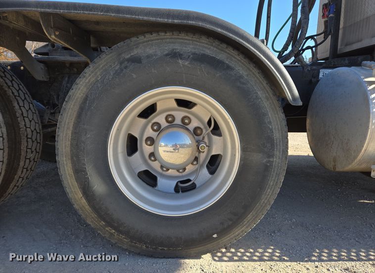 image for item ED3987 2012 Kenworth T800 semi truck