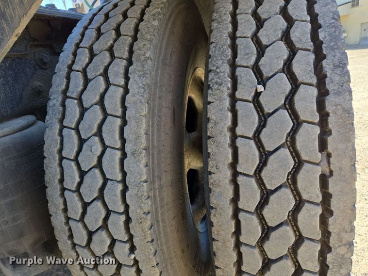 image for item ED3987 2012 Kenworth T800 semi truck