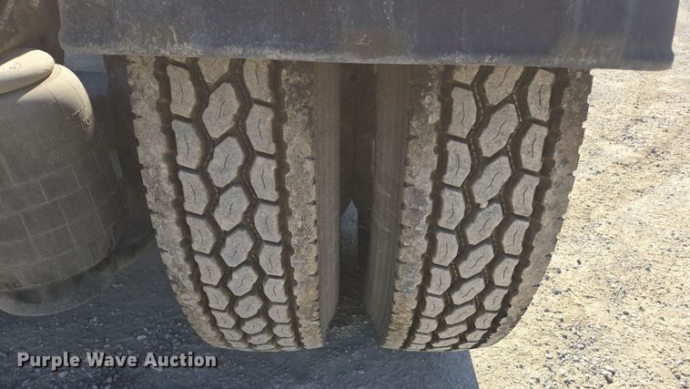 image for item ED3987 2012 Kenworth T800 semi truck