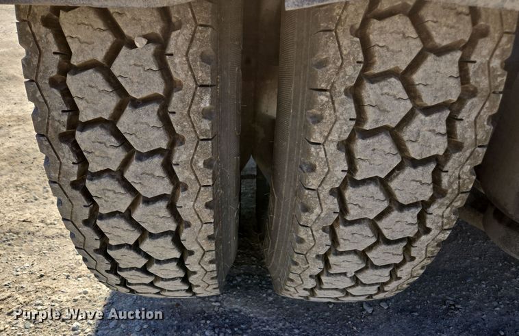 image for item ED3987 2012 Kenworth T800 semi truck