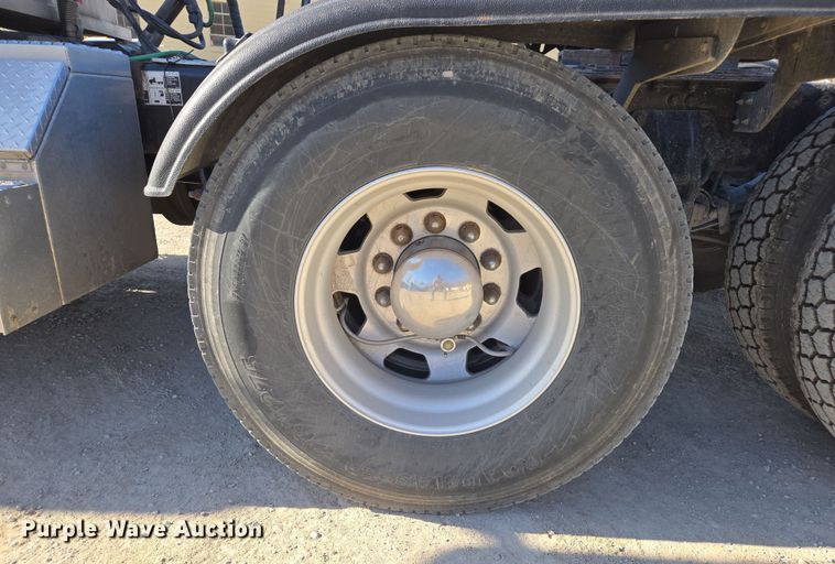 image for item ED3987 2012 Kenworth T800 semi truck