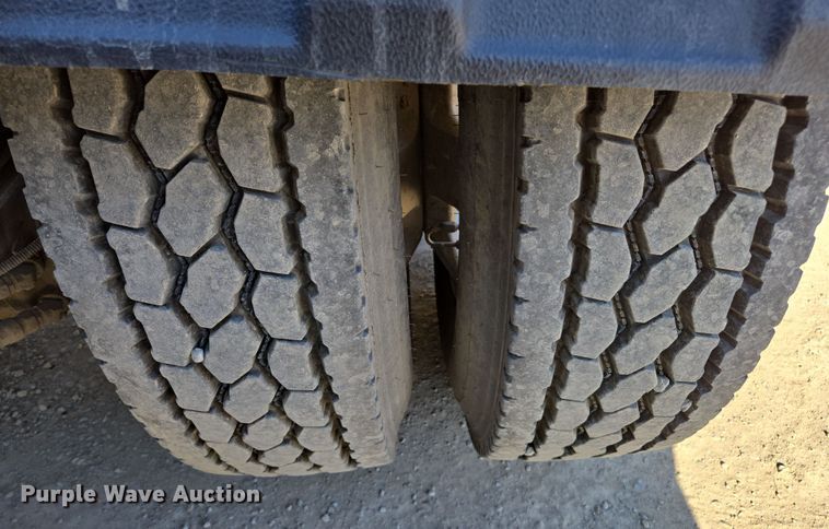 image for item ED3987 2012 Kenworth T800 semi truck